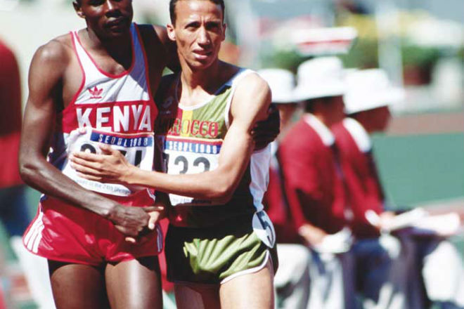 Né en 1959 à Kénitra, Said Aouita a remporté la médaille d’or du 5000m aux Jeux olympiques de Los Angeles et établi un record olympique. Spécialiste des épreuves de fond et de demi-fond, l’athlète marocain a battu plusieurs records du monde au 1500m et 5000m. Précédemment, il avait occupé le poste de Directeur Technique National auprès de le Fé »daration Royale marocaine d’athlétisme. Aujourd’hui il est consultant sportif sur la chaîne Al Jazeera. 