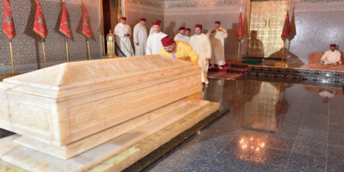 King Mohammed VI meditates at the tomb of the late King Mohammed V