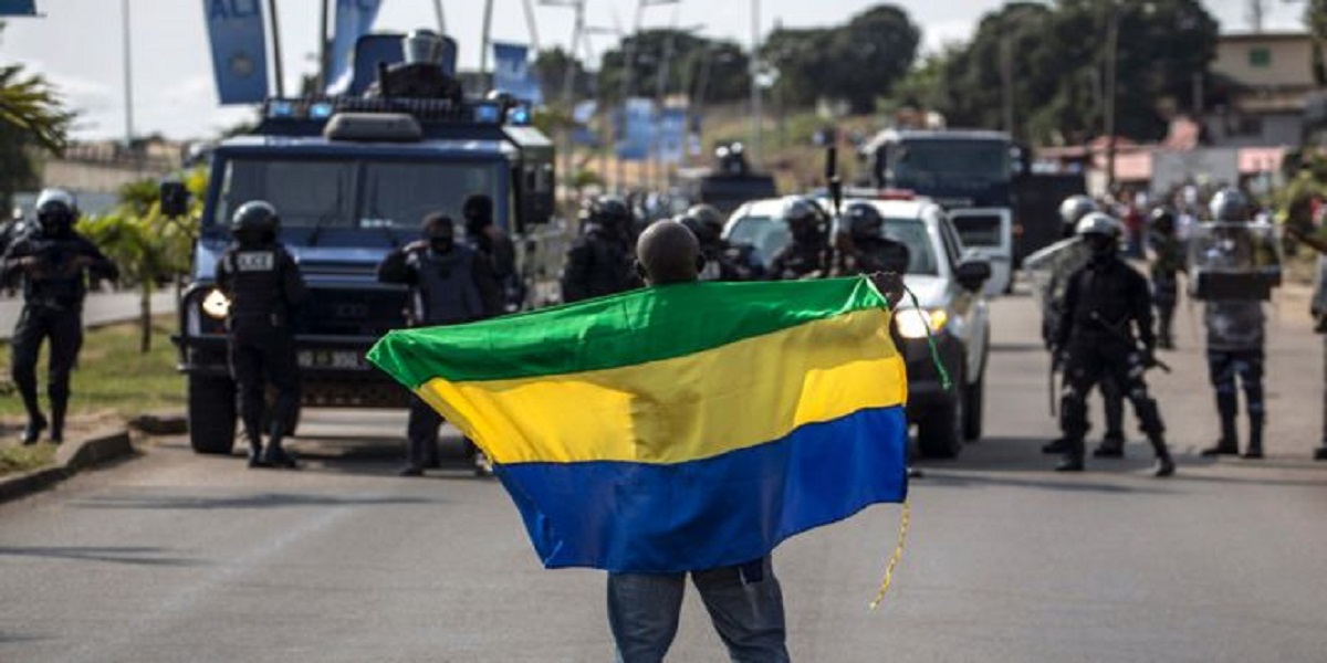 Gabão: Pessoas nas assembleias de voto para eleger o presidente, deputados e autoridades locais eleitas