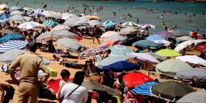 Plage de Mehdia: les draps sur les parasols désormais interdits