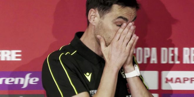 L’arbitre du Clasico FC Barcelone-Real Madrid fond en larmes à la veille du match (VIDEO)