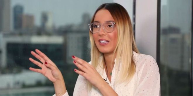 Bouleversée, Loubna Jaouhari raconte sa mésaventure après un vol traumatisant (VIDEO)