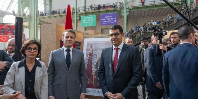Salon du livre de Paris : Emmanuel Macron rend visite au pavillon marocain (VIDEO)