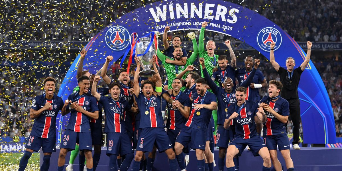 Les joueurs du PSG accueillis en héros à Paris