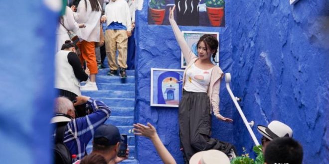 En images : la Chine crée une réplique de Chefchaouen pour ses touristes