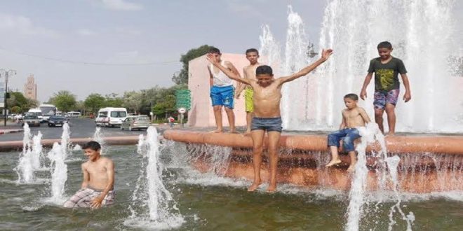 Kénitra : face à la canicule, les fontaines deviennent le seul refuge des enfants