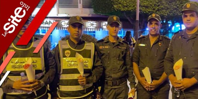 Tanger : des jeunes offrent des fleurs aux forces de l’ordre (VIDÉO)