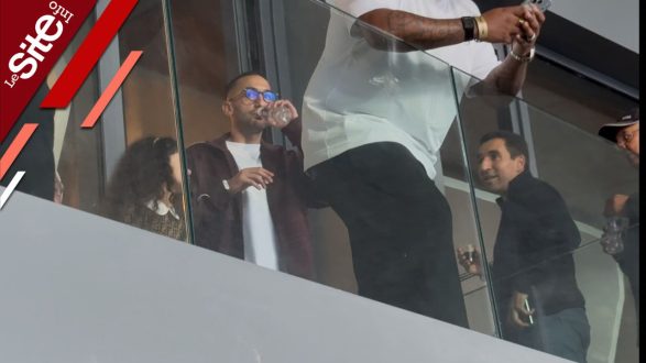 Présent avec sa mère, Ziyech suit le derby depuis les tribunes (VIDEO)