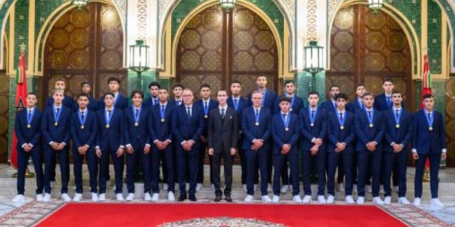 Photo-souvenir de Moulay El Hassan avec les Lionceaux de l’Atlas