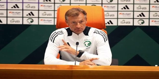 Hervé Renard impose le silence dans la salle lors de l’appel à la prière (VIDEO)