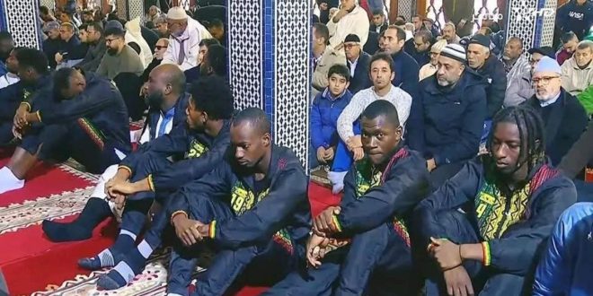 Avant le match face au Maroc, les joueurs maliens effectuent la prière du vendredi