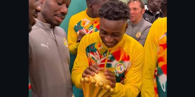 Le Sénégal présente le trophée de la CAN 2025 malgré le sacre du Maroc (VIDEO)