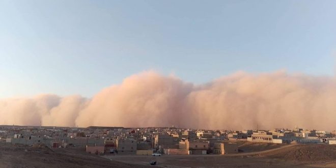 Smara sous un ciel orange après une violente tempête de sable