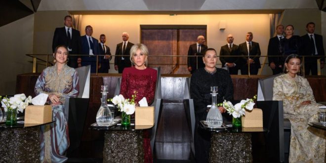 Accompagnées de Brigitte Macron, Lalla Khadija, Lalla Meryem et Lalla Hasnaa assistent au spectacle d’ouverture du Théâtre Royal de Rabat