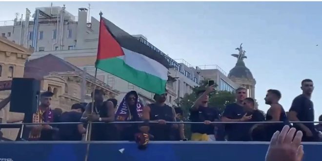 Lamine Yamal brandit le drapeau palestinien : Flick mal à l’aise, Guardiola défend (VIDEO)