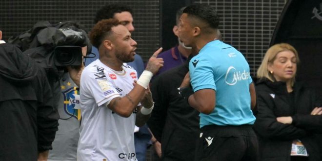 Brésil: Neymar obligé de quitter le terrain à cause d’une erreur arbitrale (VIDEO)