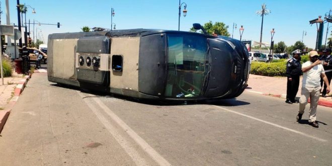 Marrakech : un véhicule de transport touristique se renverse sur l’avenue Mohammed VI