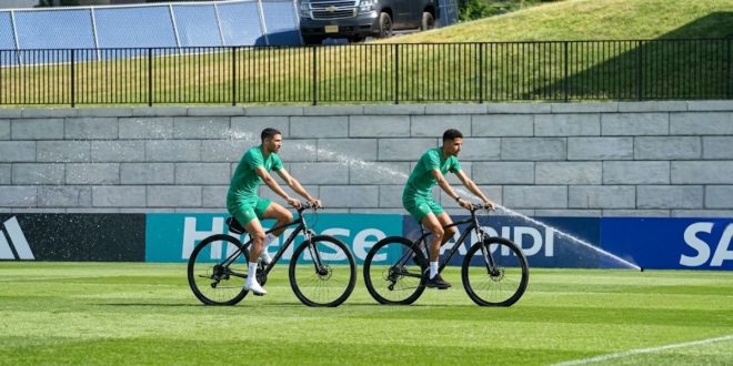 Les Lions de l’Atlas en mode détente : Hakimi et Ounahi arrivent à vélo à l’entraînement (VIDEO)