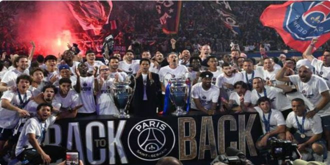 VIDEO : les joueurs et le staff du PSG accueillis en héros à Paris