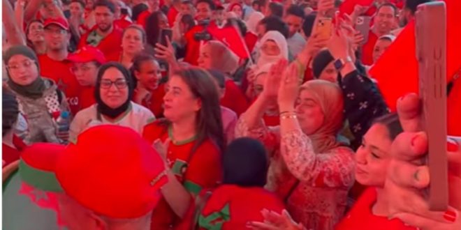 Les supporters marocains font vibrer Times Square avant le choc face au Brésil (VIDEO)