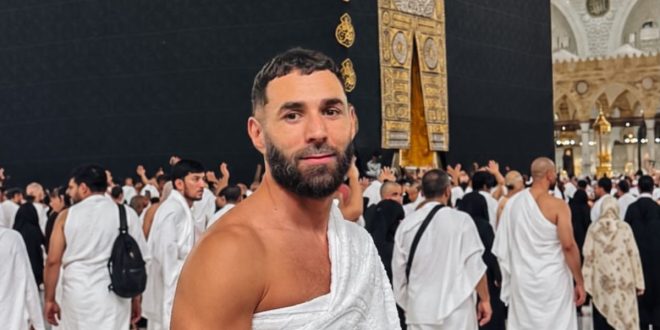 Karim Benzema accomplit la Omra et partage une photo depuis La Mecque