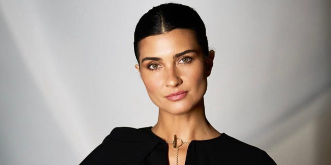 La star turque Tuba Büyüküstün est arrivée à Marrakech