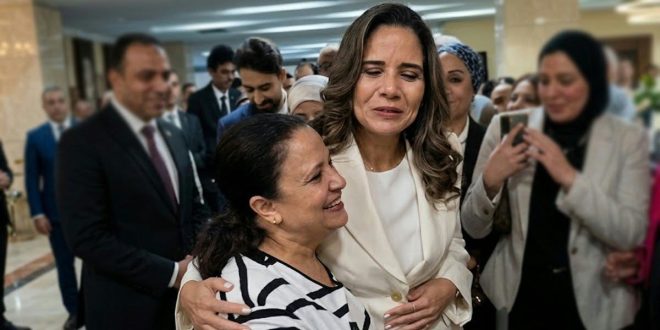 Émue aux larmes, Leila Benali fait ses adieux aux équipes du ministère
