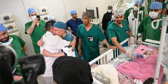Deux jumelles marocaines siamoises séparées avec succès après 6 heures d’opération