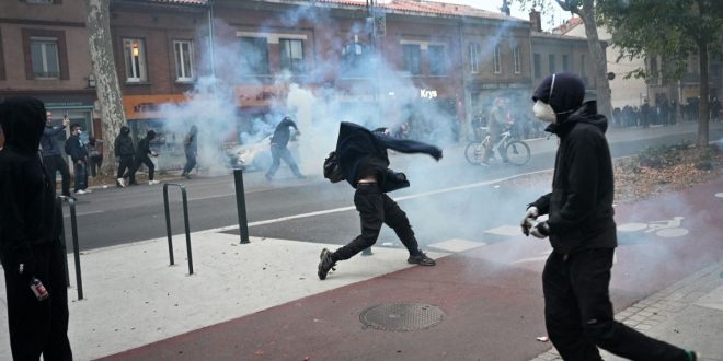 Colère sociale en France: heurts entre manifestants et forces de l’ordre à Paris